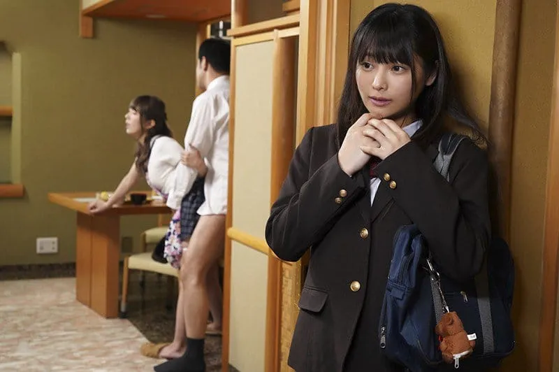 Bé gái riêng thấy thèm khi nhìn trộm bố dượng quan hệ mẹ