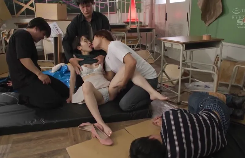 Giúp đỡ cậu anh người yêu bị bắt nạt, nữ sinh dính vào đám côn đồ biến thái