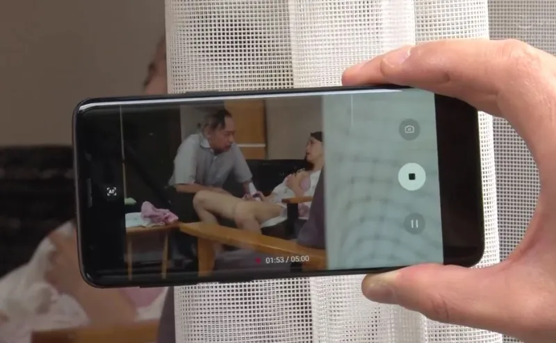 Người tình của con trai gian díu với bố chồng yêu bị gã cấp trên khu phố phát hiện