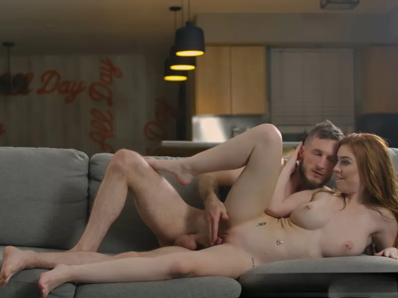 đang tăng ca mà cô bạn gái cứ dùng cô bé lôi kéo tôi doggy cùng em